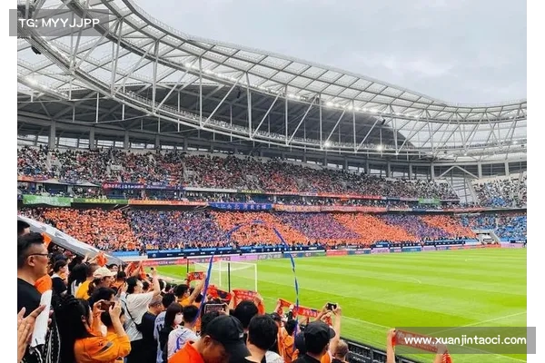 球迷激情宣泄:国足半场落后,观众席现 “袋鼠玩偶拳击赛” 球迷激情宣泄:国足半场落后,观众席现 “袋鼠玩偶拳击赛”